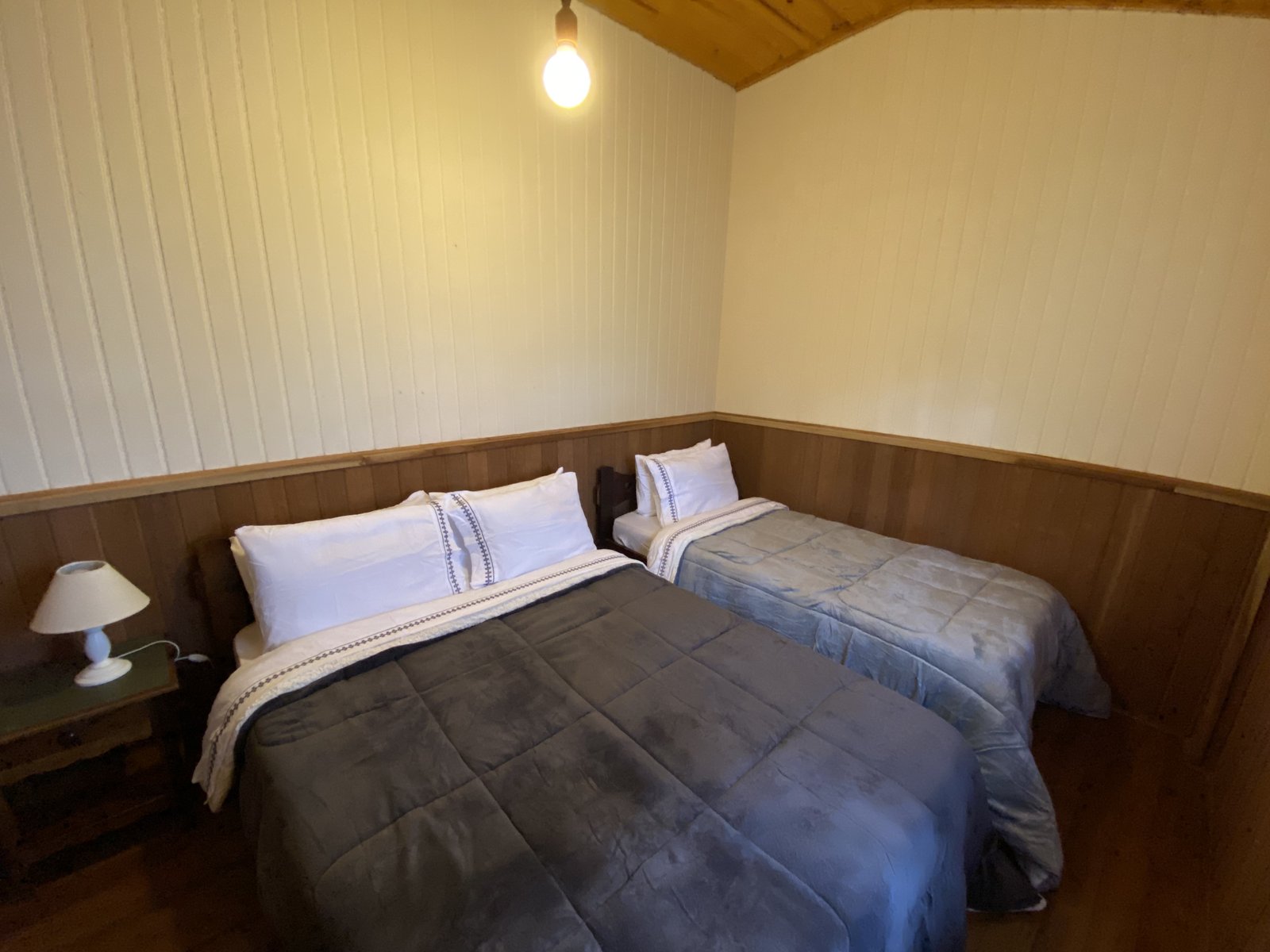 Quarto com cama de casal e cama de solteiro